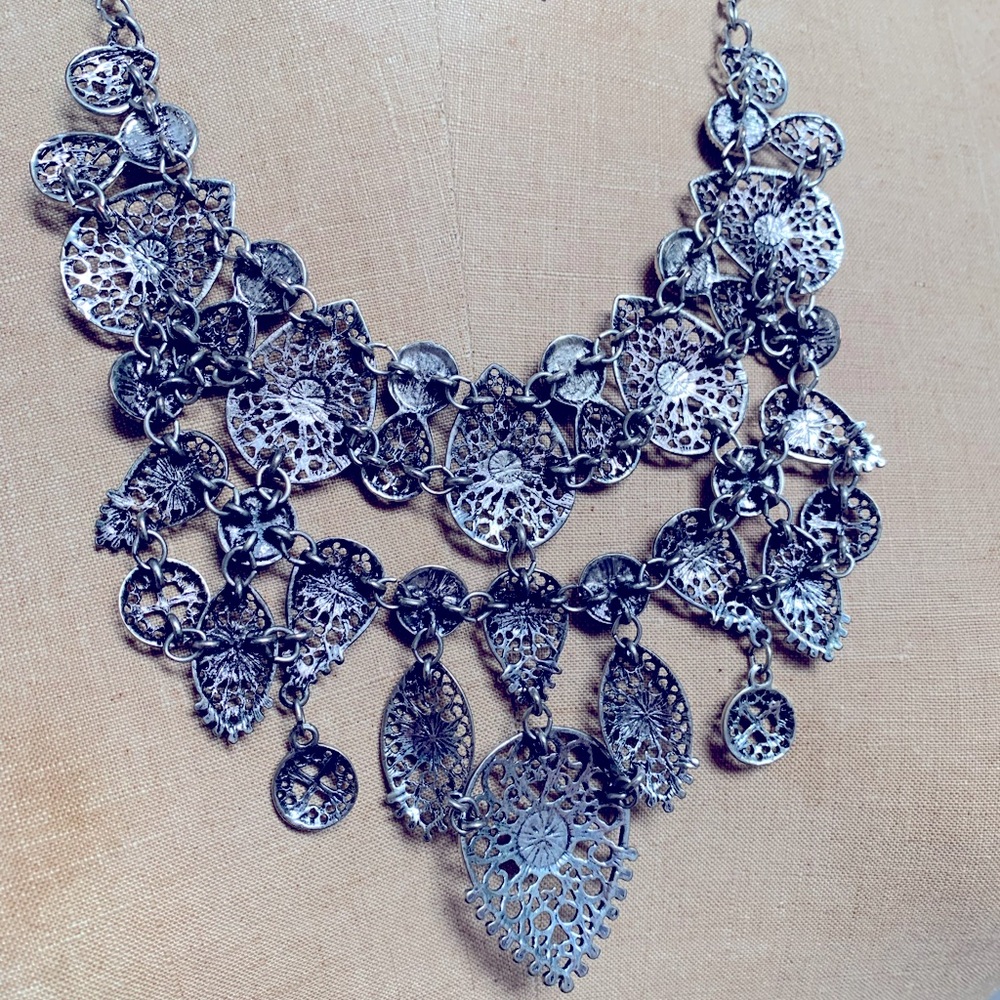SILVER TONE METAL STATEMENT NECKLACE WITH JEWELS CONTEMPORARY COSTUME JEWELRY - Picture 4 of 5